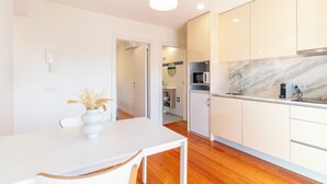 Superior Apartment, Balcony, River View | Private kitchen - Corticeira Living (Porto)