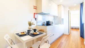 Basic Studio, River View | Private kitchen - Corticeira Living (Porto)