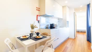Basic Studio, River View | Private kitchen