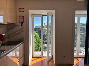 Superior Apartment, Balcony, River View | Private kitchen - Corticeira Living (Porto)