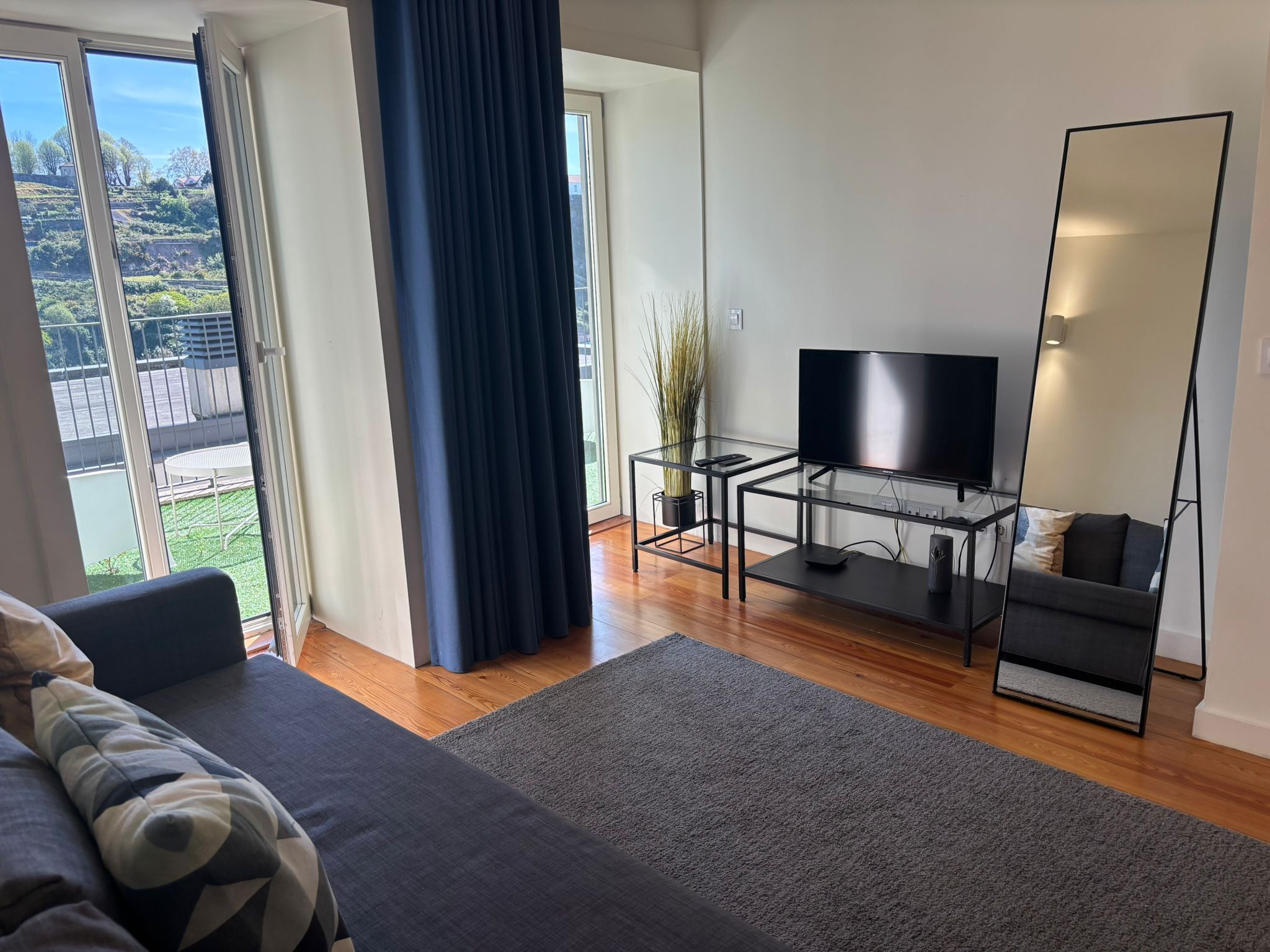 Apartamento superior, vista para o rio | Área de estar