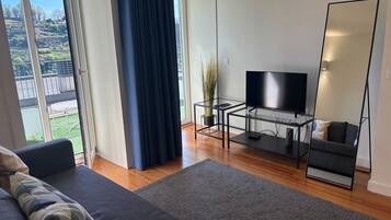 Apartamento superior, vista para o rio | Área de estar