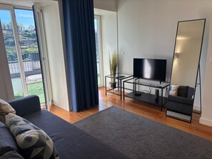 Superior-Apartment, Flussblick | Wohnbereich