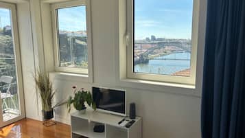 Apartamento superior, sacada, vista para o rio | Parte interna