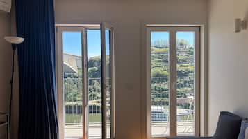 Apartamento clásico, balcón, vistas al río | Zona de estar