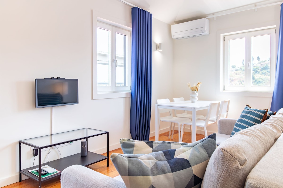 Deluxe Apartment, Balcony, River View | Living area