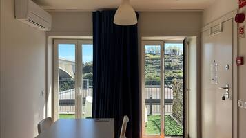 Superior Apartment, River View | Dining