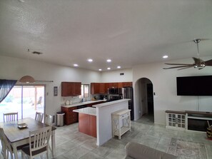 Private kitchen - Desert Sunshine Lagoon, Beautiful 2 bed 2 bath house with pool and amazing patio (Yuma)