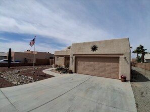 Property grounds - Desert Sunshine Lagoon, Beautiful 2 bed 2 bath house with pool and amazing patio (Yuma)