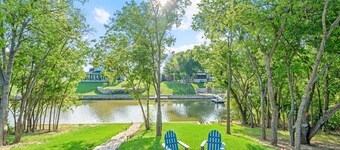 Lakefront!  Fire Pit, Kayaks, Foosball, Sparkling Clean Hot Tub