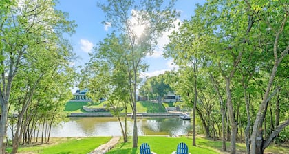 Lakefront! Fire Pit, Kayaks, Foosball, Sparkling Clean Hot Tub