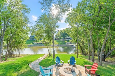 Lakefront!  Fire Pit, Kayaks, Foosball, Sparkling Clean Hot Tub