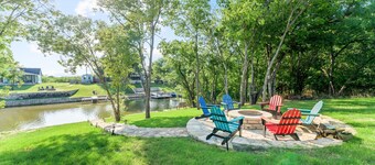 Lakefront!  Fire Pit, Kayaks, Foosball, Sparkling Clean Hot Tub