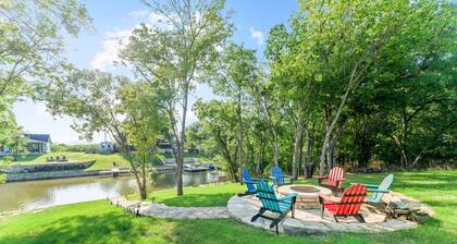 Lakefront! Fire Pit, Kayaks, Foosball, Sparkling Clean Hot Tub