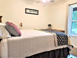 Room - Lakefront!  Fire Pit, Kayaks, Foosball, Sparkling Clean Hot Tub (Granbury)