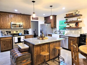 Private kitchen - Lakefront!  Fire Pit, Kayaks, Foosball, Sparkling Clean Hot Tub (Granbury)