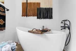 Serviettes fournies, savon, papier toilette