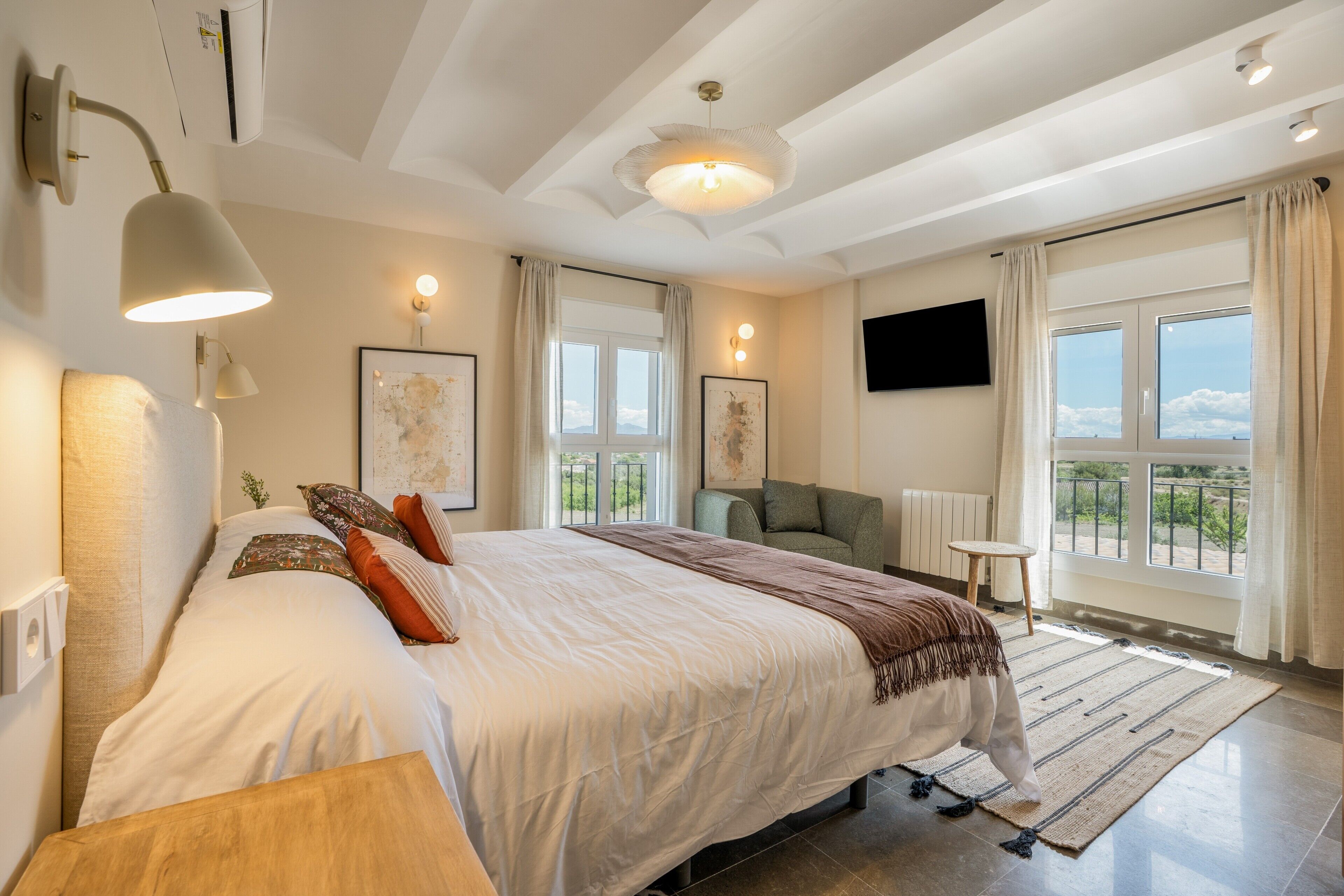 7 habitaciones, tabla de planchar con plancha, wifi y ropa de cama 