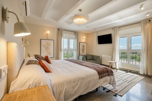 7 bedrooms, iron/ironing board, WiFi, bed sheets