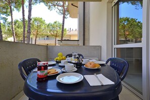 Dining room - Comfortable Vacation Retreat With Pool (Lignano Sabbiadoro)
