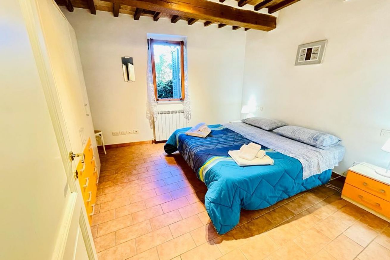 1 dormitorio y tabla de planchar con plancha
