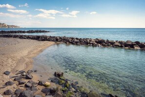 Beach - Cozy and bright apartment of approximately 40 square meters, perfect for four people, located on the ground floor of a 1980s building.The property enjoys an excellent location in Giardini Naxos, just 5 minutes from the beach. Nearby amenities such as bar (Naxos)