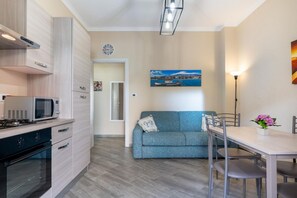 Fridge, microwave - Cozy and bright apartment of approximately 40 square meters, perfect for four people, located on the ground floor of a 1980s building.The property enjoys an excellent location in Giardini Naxos, just 5 minutes from the beach. Nearby amenities such as bar (Naxos)