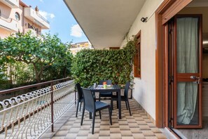 Outdoor dining - Cozy and bright apartment of approximately 40 square meters, perfect for four people, located on the ground floor of a 1980s building.The property enjoys an excellent location in Giardini Naxos, just 5 minutes from the beach. Nearby amenities such as bar (Naxos)