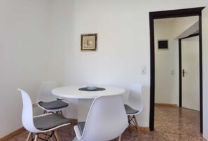 Dining - Quiet vacation home, residential area. 6 apartments with sea view. To beach 350m (Vodice)