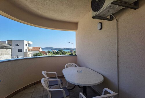Quiet vacation home, residential area. 6 apartments with sea view. To beach 350m