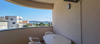 Quiet vacation home, residential area. 6 apartments with sea view. To beach 350m