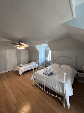 5 Schlafzimmer, Schreibtisch, WLAN