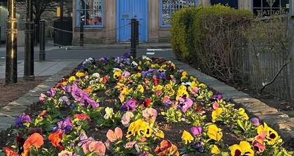 Heart of Ayr.Spacious & stylish 2 King bedroom apartment in town centre