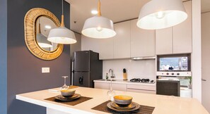 Apartamento, sacada, vista para a cidade | Cozinha privada