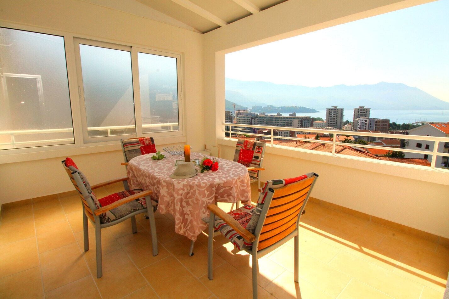 Leilighet, balkong, sjøutsikt | Utendørsservering