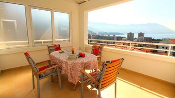 Leilighet, balkong, sjøutsikt | Utendørsservering