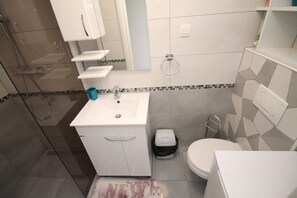 Appartement, balkon, uitzicht op zee | Badkamer