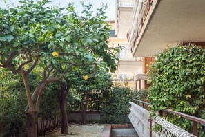 Property grounds - Cozy and bright apartment of approximately 40 square meters, perfect for four people, located on the ground floor of a 1980s building.The property enjoys an excellent location in Giardini Naxos, just 5 minutes from the beach. Nearby amenities such as bar (Naxos)