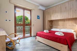 2 bedrooms, iron/ironing board - Cozy and bright apartment of approximately 40 square meters, perfect for four people, located on the ground floor of a 1980s building.The property enjoys an excellent location in Giardini Naxos, just 5 minutes from the beach. Nearby amenities such as bar (Naxos)