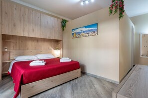 2 bedrooms, iron/ironing board - Cozy and bright apartment of approximately 40 square meters, perfect for four people, located on the ground floor of a 1980s building.The property enjoys an excellent location in Giardini Naxos, just 5 minutes from the beach. Nearby amenities such as bar (Naxos)