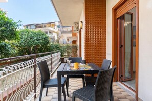 Outdoor dining - Cozy and bright apartment of approximately 40 square meters, perfect for four people, located on the ground floor of a 1980s building.The property enjoys an excellent location in Giardini Naxos, just 5 minutes from the beach. Nearby amenities such as bar (Naxos)