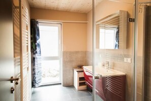 Condo, ban công, quang cảnh núi | Phòng tắm