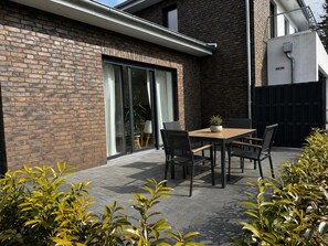 Outdoor dining - Cozy apartment with terrace surrounded by greenery (Bienenbüttel)