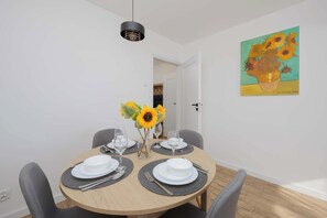 Dining - Cozy Apartment | Air Conditioning and Workspace (Warszawa)