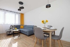 Dining - Cozy Apartment | Air Conditioning and Workspace (Warszawa)