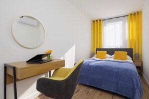 1 dormitorio, escritorio, tabla de planchar con plancha y cuna de viaje