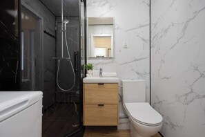 Shower, hair dryer, towels, shampoo - Cozy Apartment | Air Conditioning and Workspace (Warszawa)