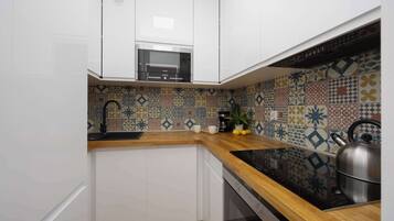 Geladeira, micro-ondas, fogão, cooktop