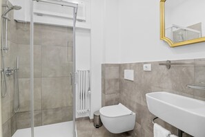 Dusche, Haartrockner, Bidet, Handtücher