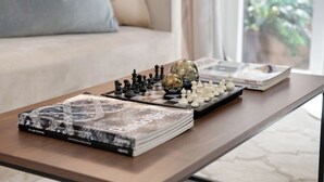 A chessboard on a table with books and a globe. - Penthouse "Vivi Milano" in Duomo District + Comfort (Milano)